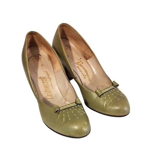 Vintage Shoes - 1950s Vintage Light Olive Green Leather Shoes Rounded Toe High Heels Size 7